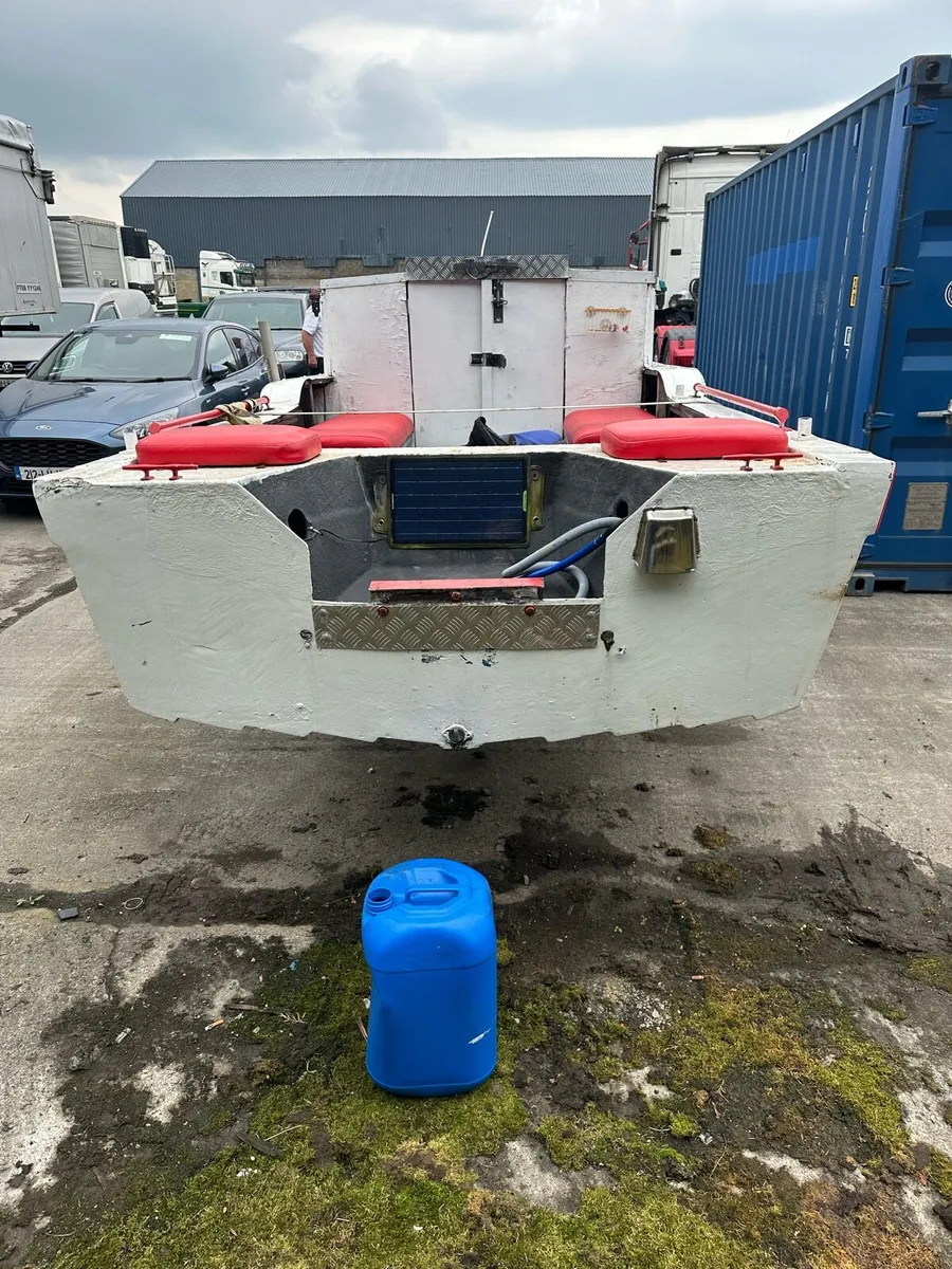 Fishing boat - Image 4