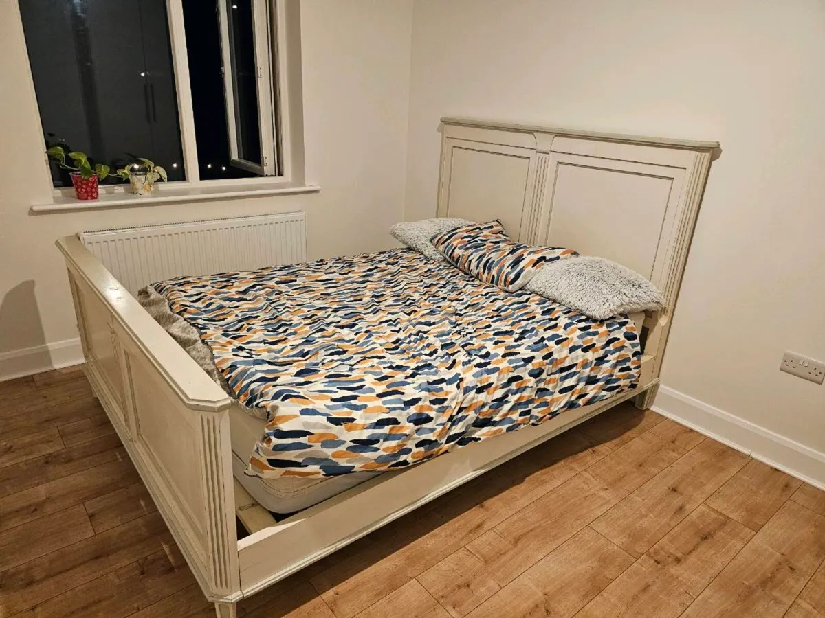 Queen size bed - Image 1