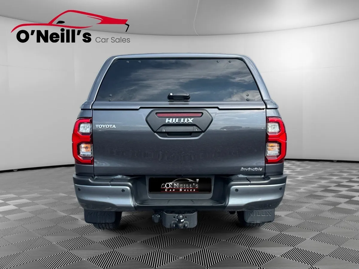 Toyota Hilux 2023 2.8 INVINCIBLE AUTO. NOVAT! #466 - Image 4