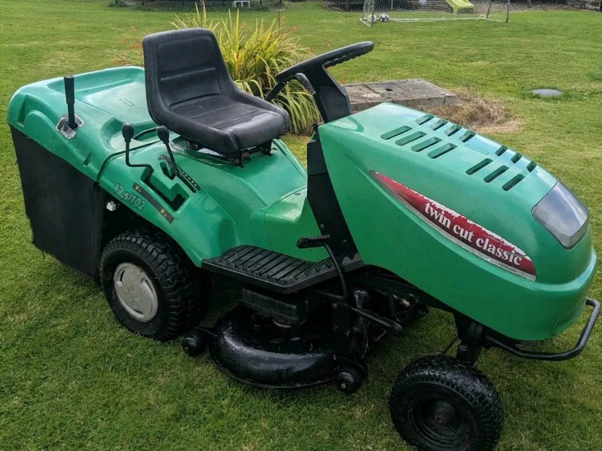 Castlegarden Ride-on Lawnmower - Image 3