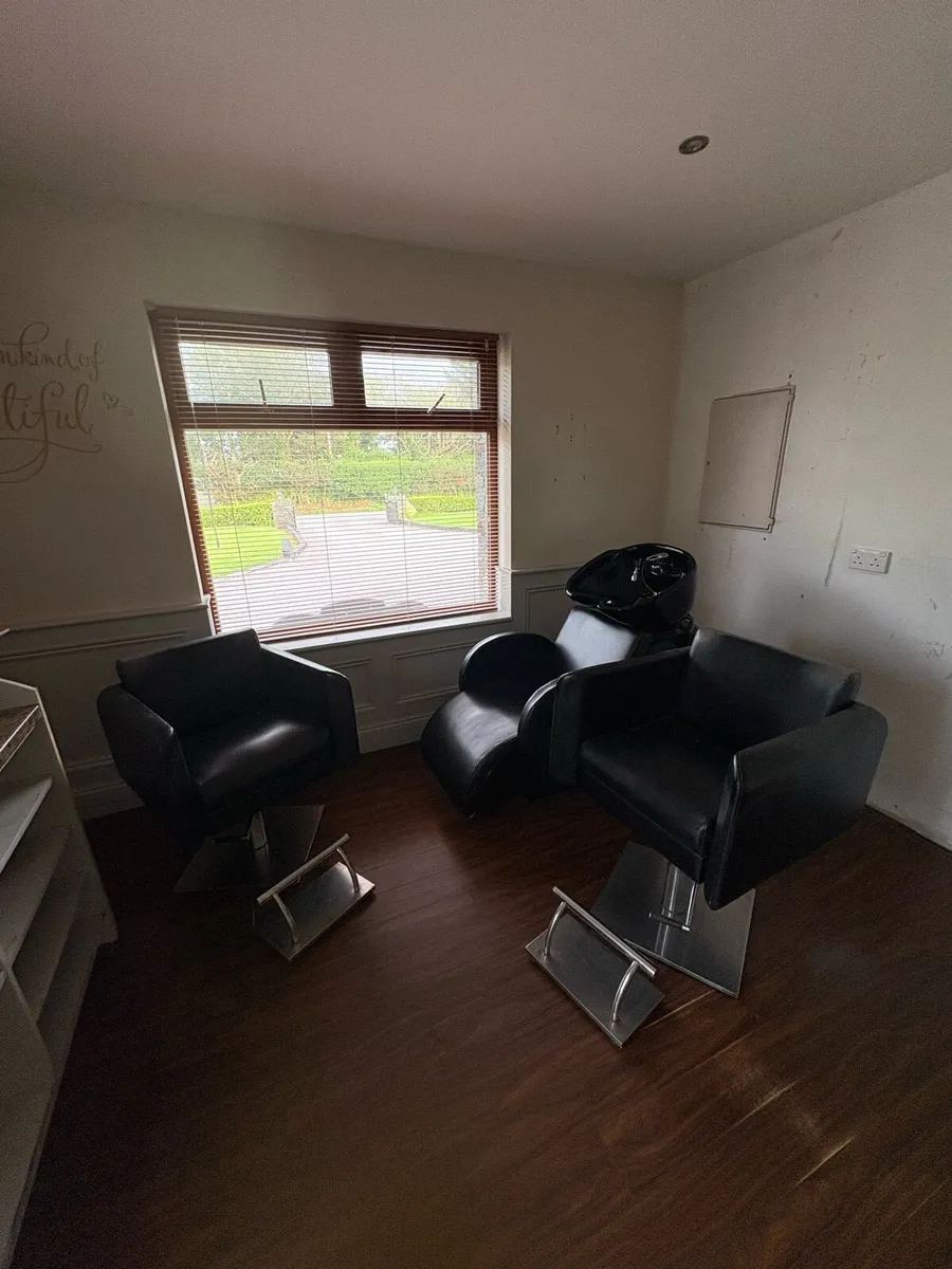 Hairdressing equipment - Image 1