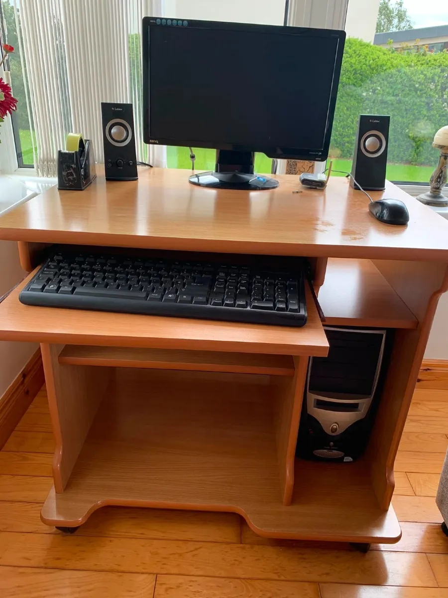 Computer table