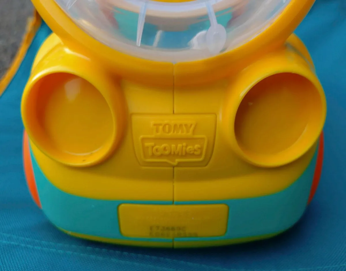 TOMY TOOMIES PICK N POP CEMENT TRUCK (USED). - Image 4