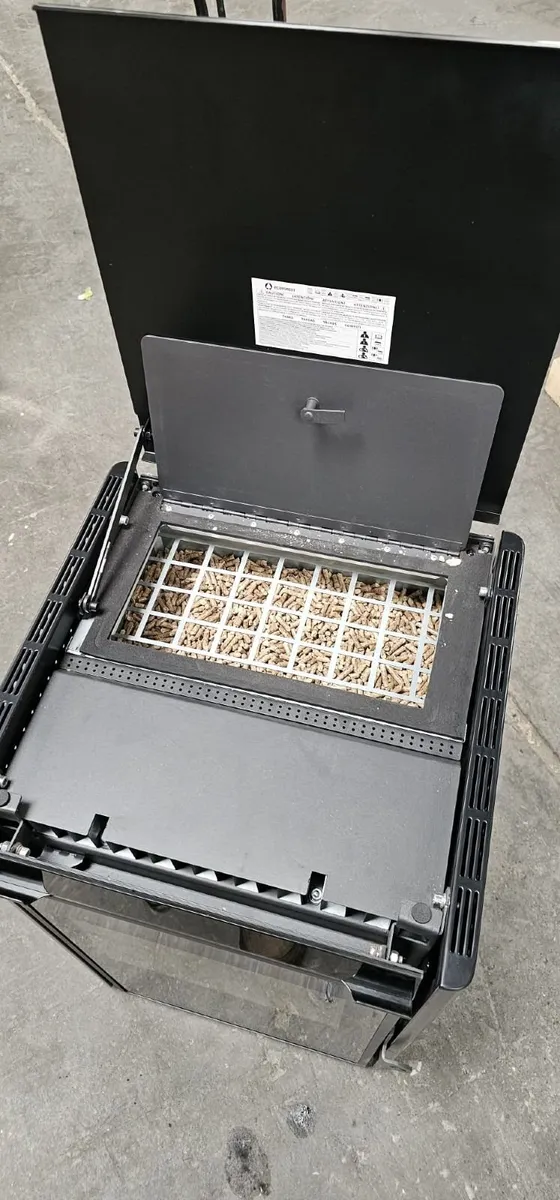 Small Pellet stove ex display/lit , good condition - Image 3