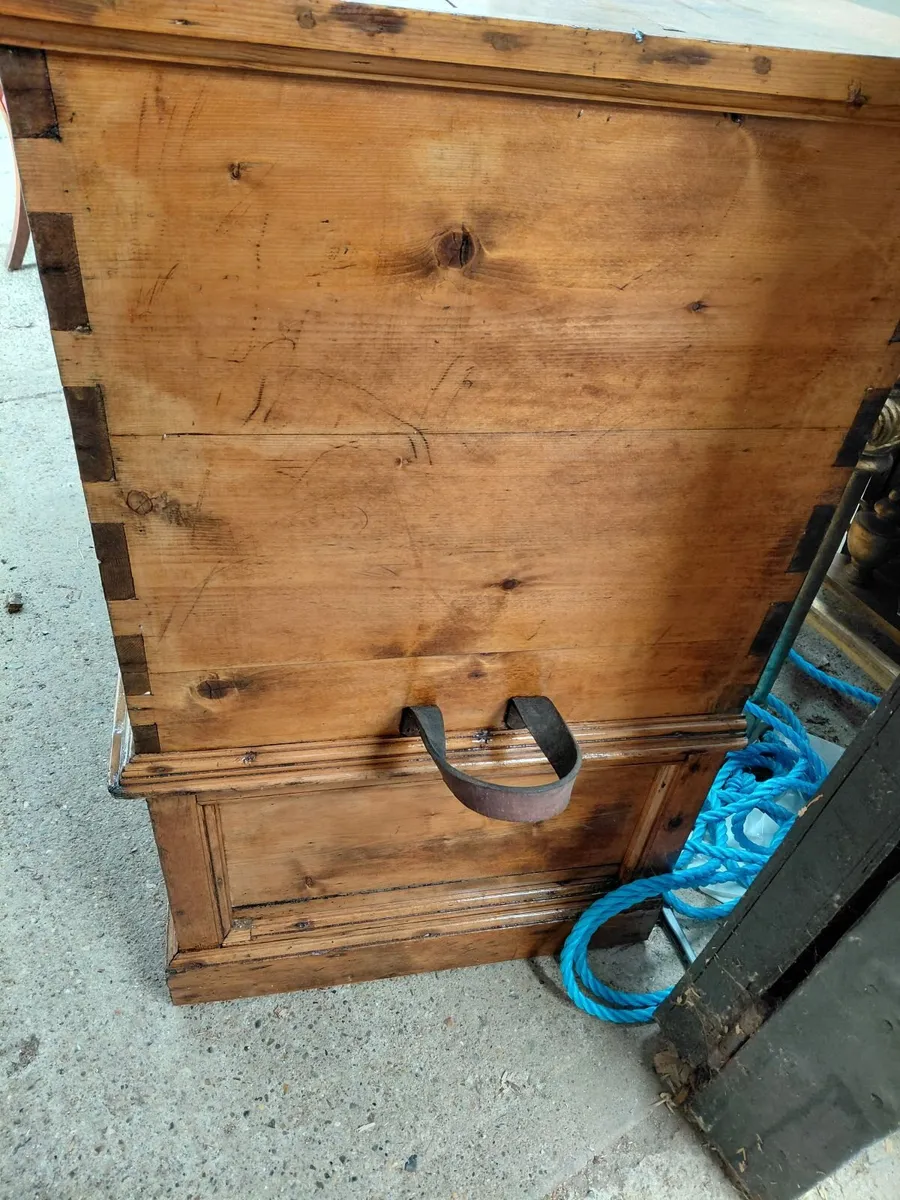 Antique Dowry or mule chest - Image 2