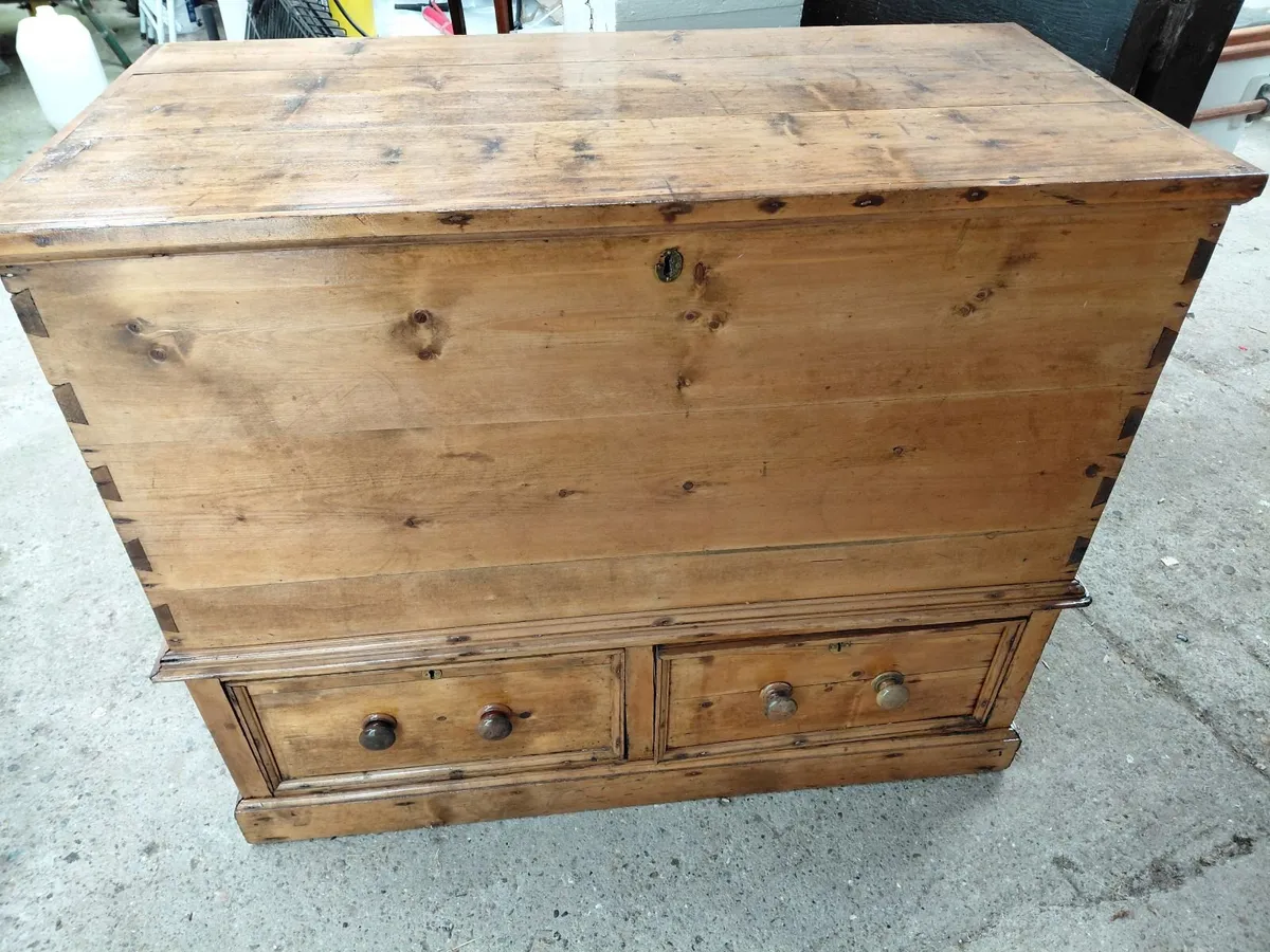 Antique Dowry or mule chest - Image 1