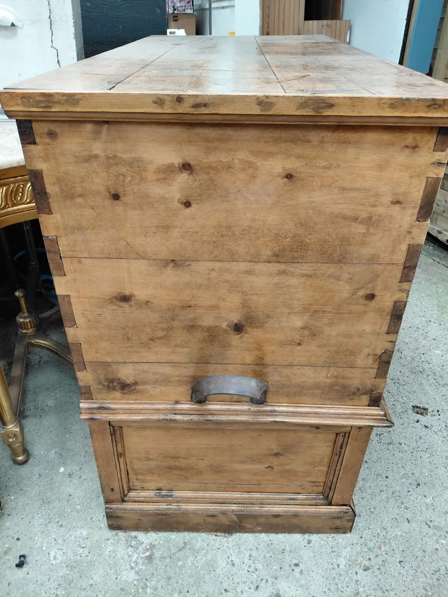 Antique Dowry or mule chest - Image 3