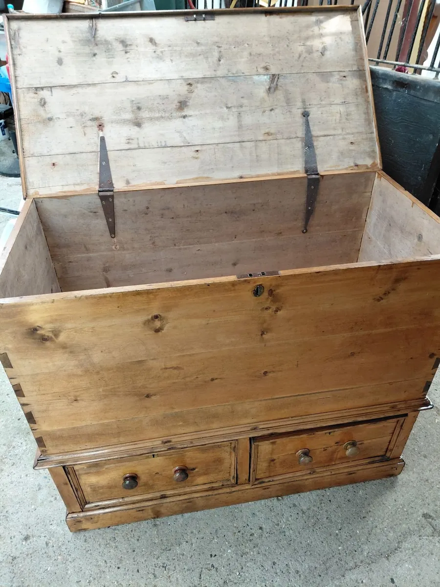 Antique Dowry or mule chest - Image 4