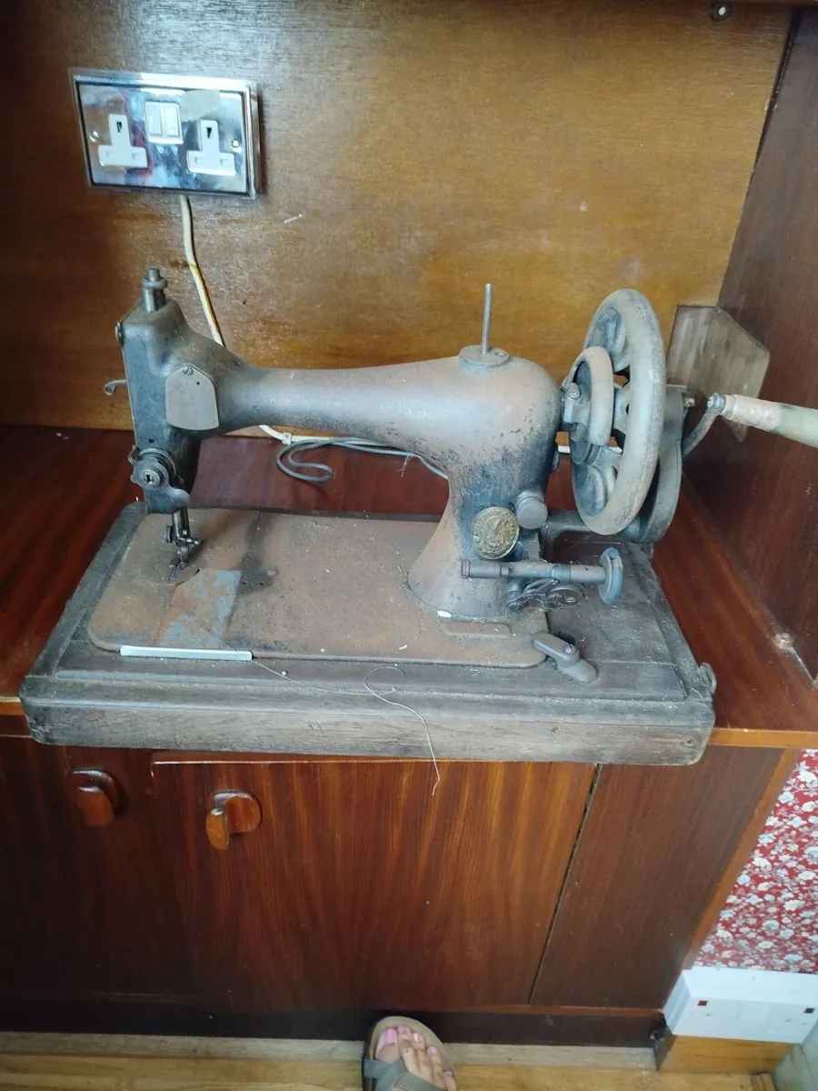 Vintage sewing machine Singer - Image 3
