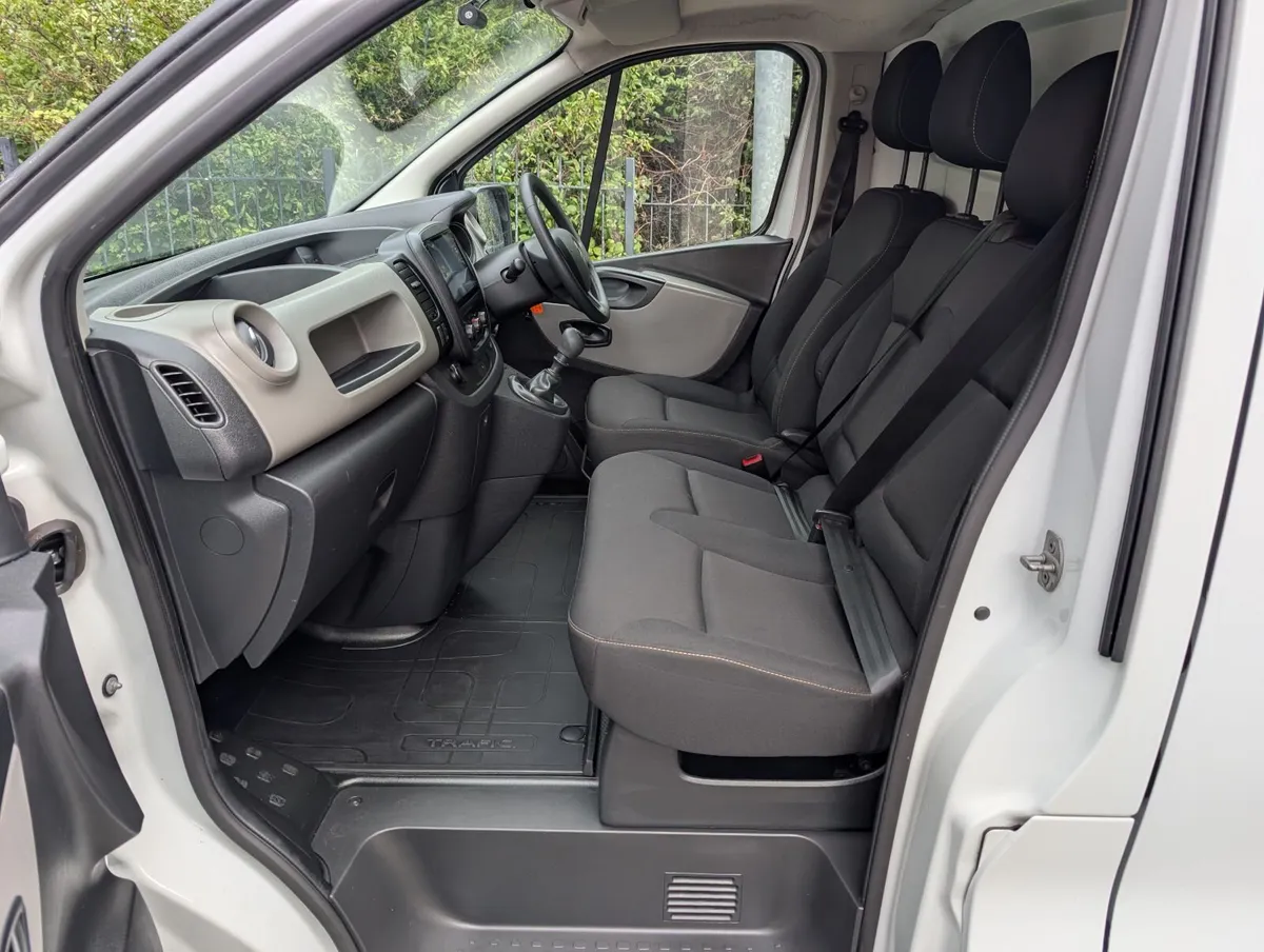 RENAULT TRAFIC NEW DOE LOW MILEAGE 27K KM - Image 3