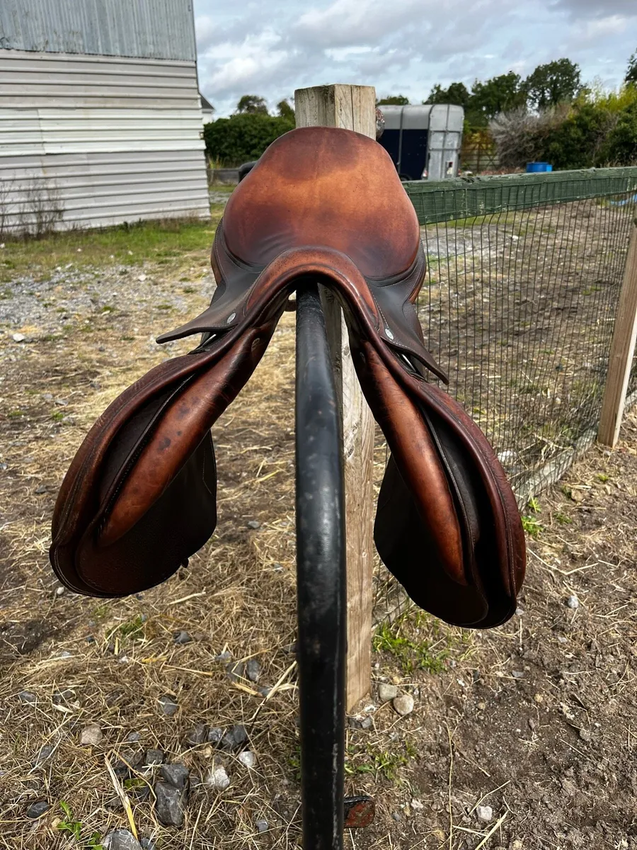 Antares jump saddle 17.5” - Image 3