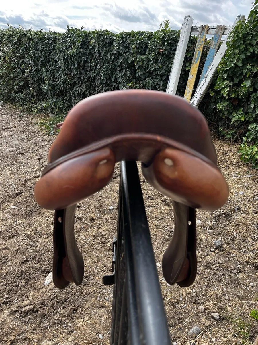 Antares jump saddle 17.5” - Image 4
