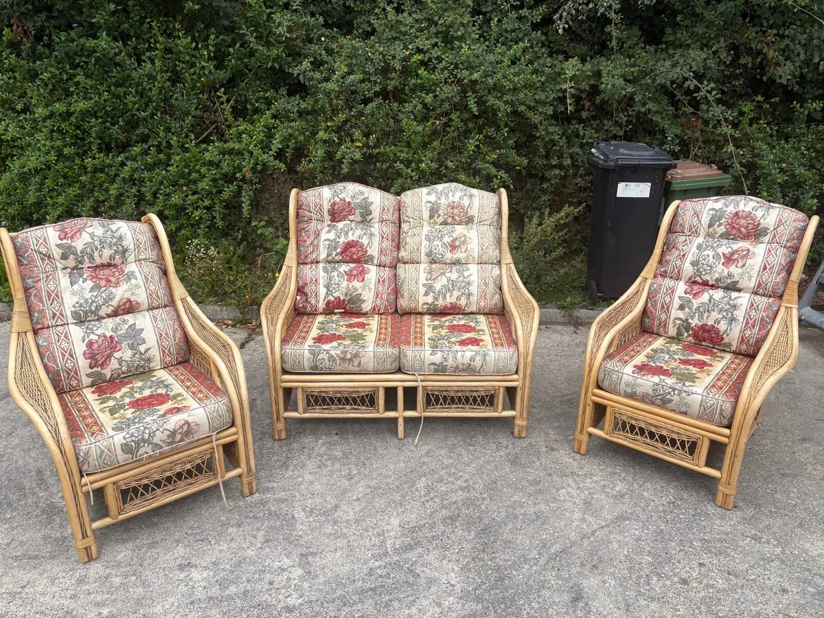 Vintage wicker 3 piece suite - sofa and 2 armchair - Image 1