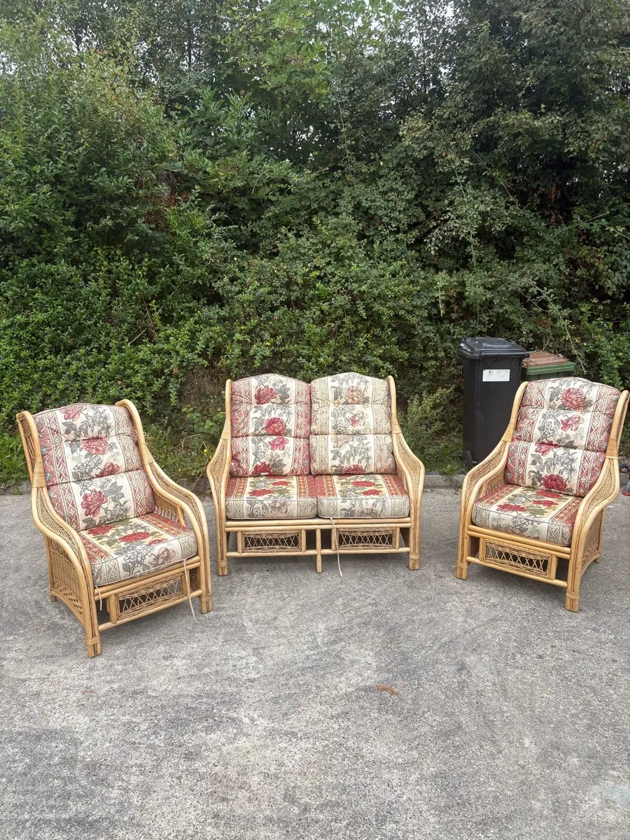 Vintage wicker 3 piece suite - sofa and 2 armchair - Image 2