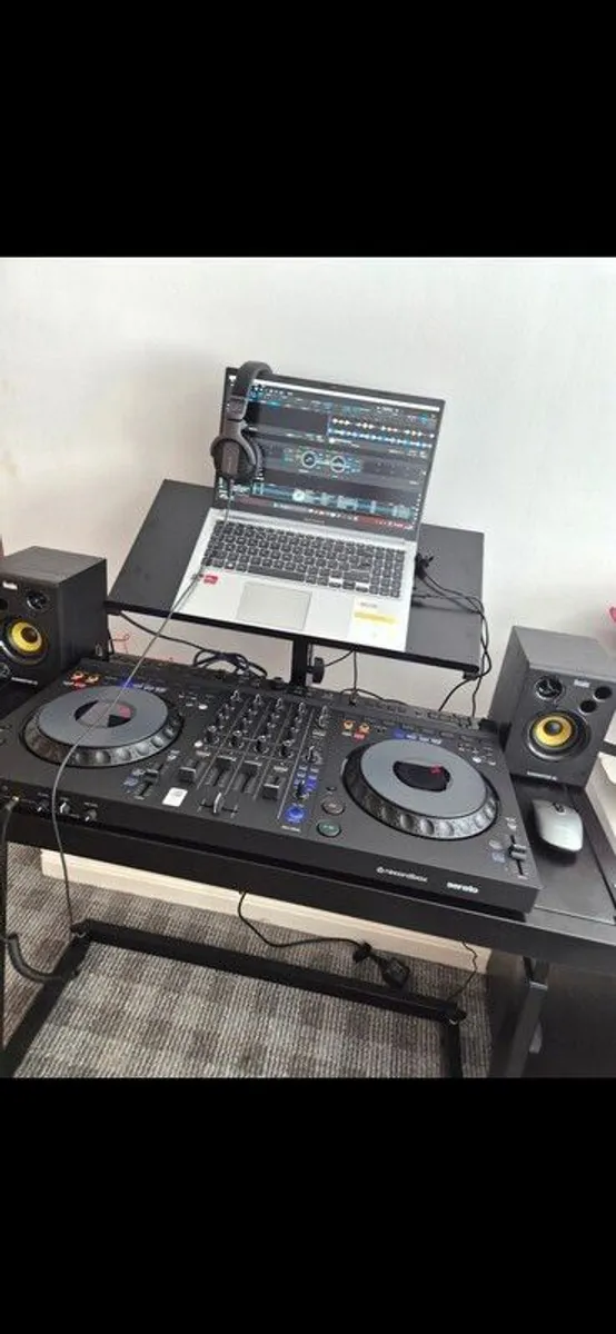 Alpha Theta GRV-6 with Dj stand and Hercules Speakers - Image 1