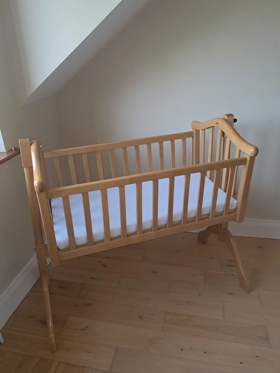 Swinging crib - Image 1