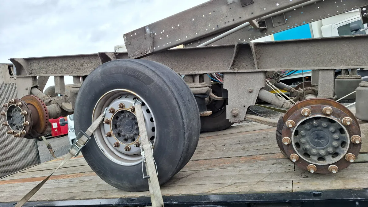Schmitz  Chassis & Axles For Sale - Image 2