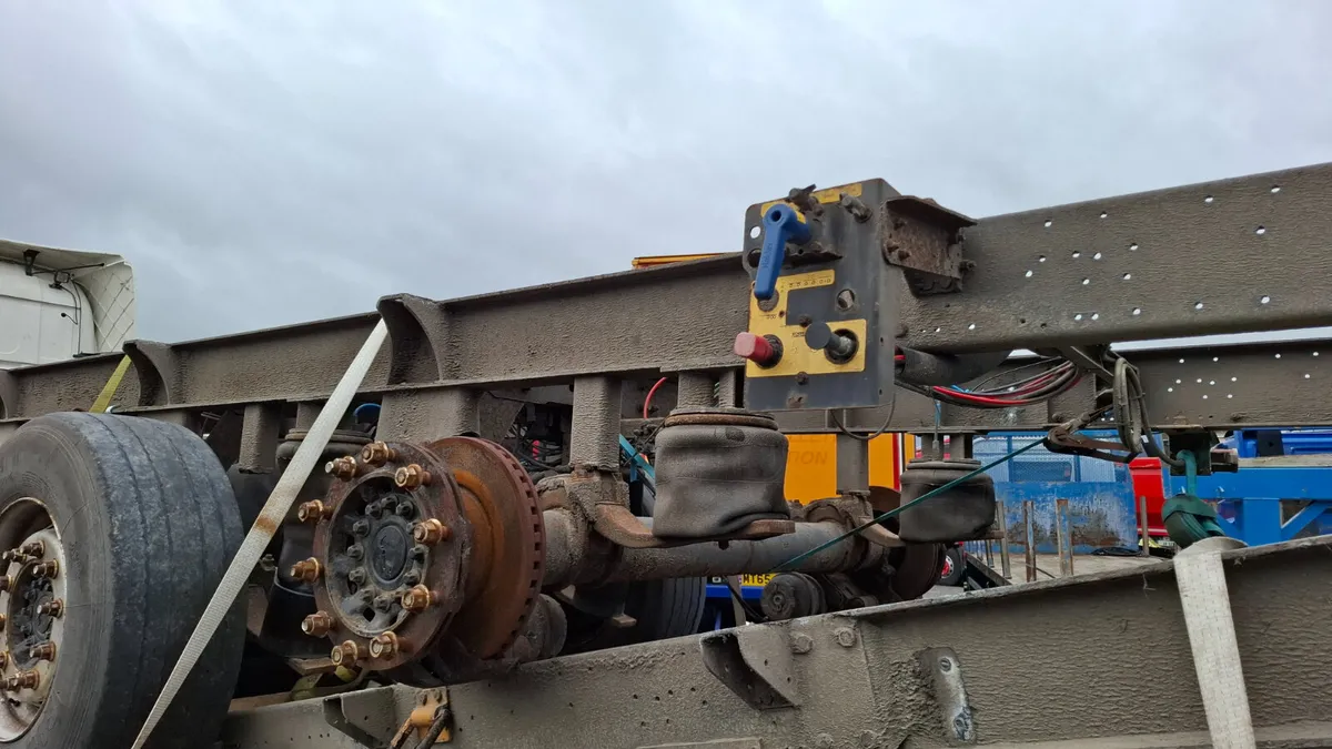 Schmitz  Chassis & Axles For Sale - Image 3