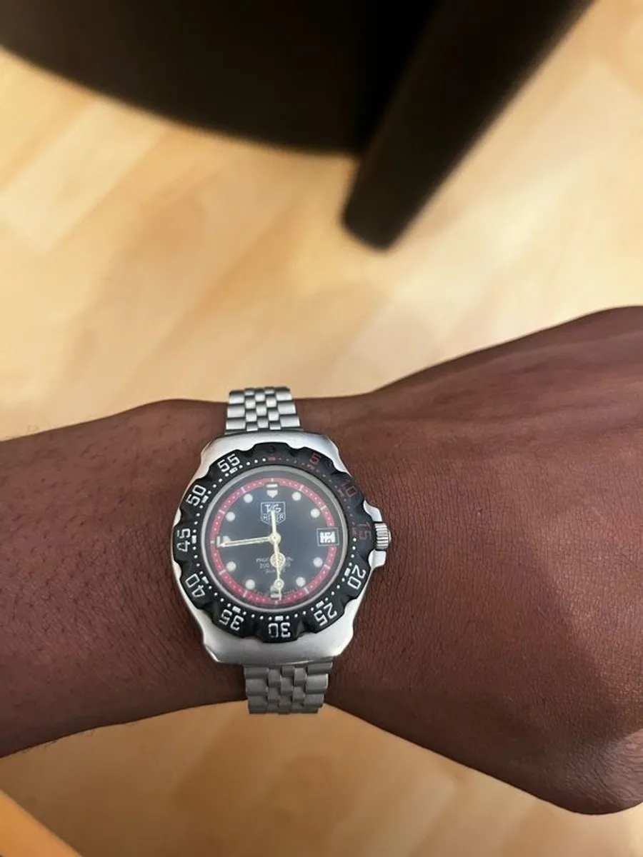 TAG HEUER WRIST WATCH, black dial with date, stainless steel bracelet strap, case ca. 34 mm - Image 1