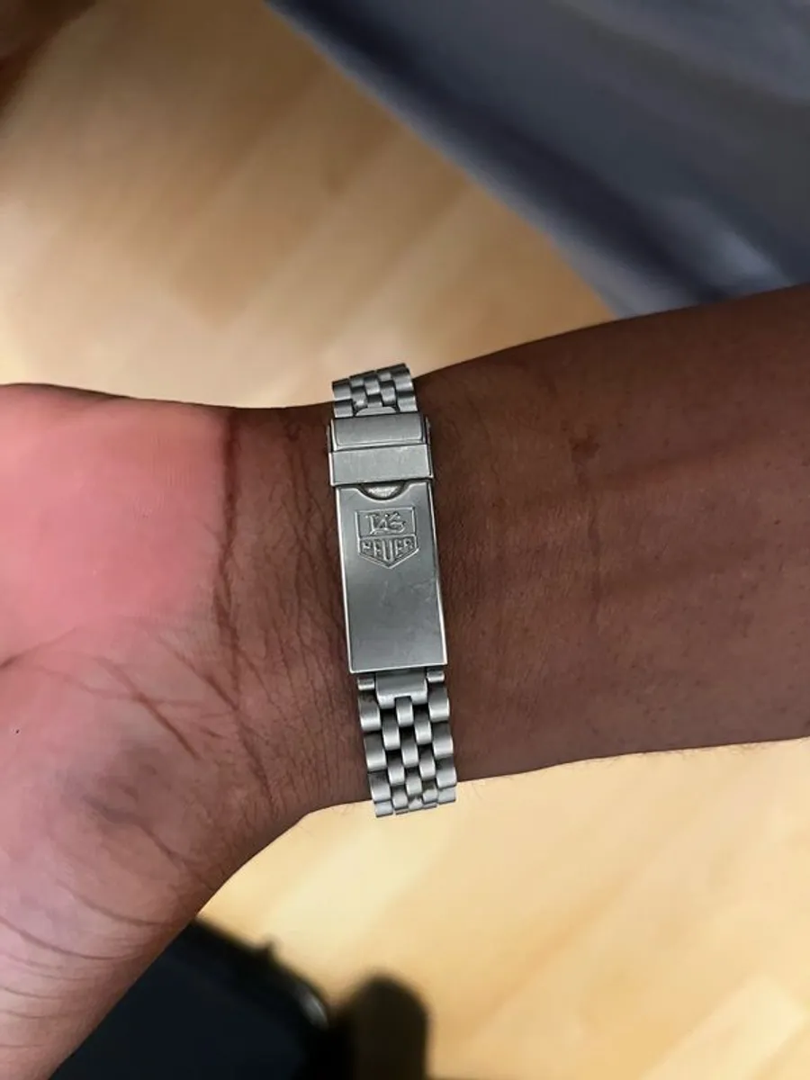 TAG HEUER WRIST WATCH, black dial with date, stainless steel bracelet strap, case ca. 34 mm - Image 3