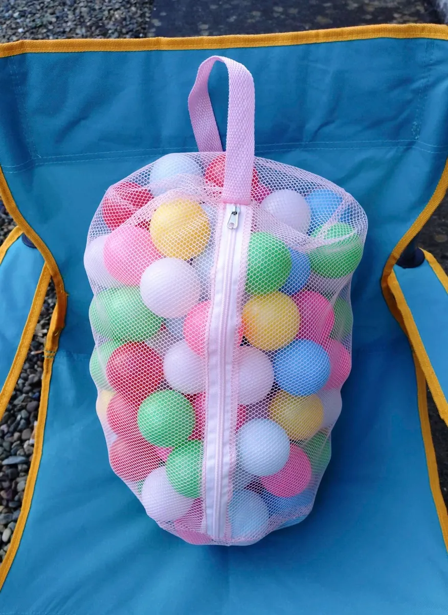 LIGHTWEIGHT COLOURED PLASTIC BALLS IN NET SACK. - Image 1