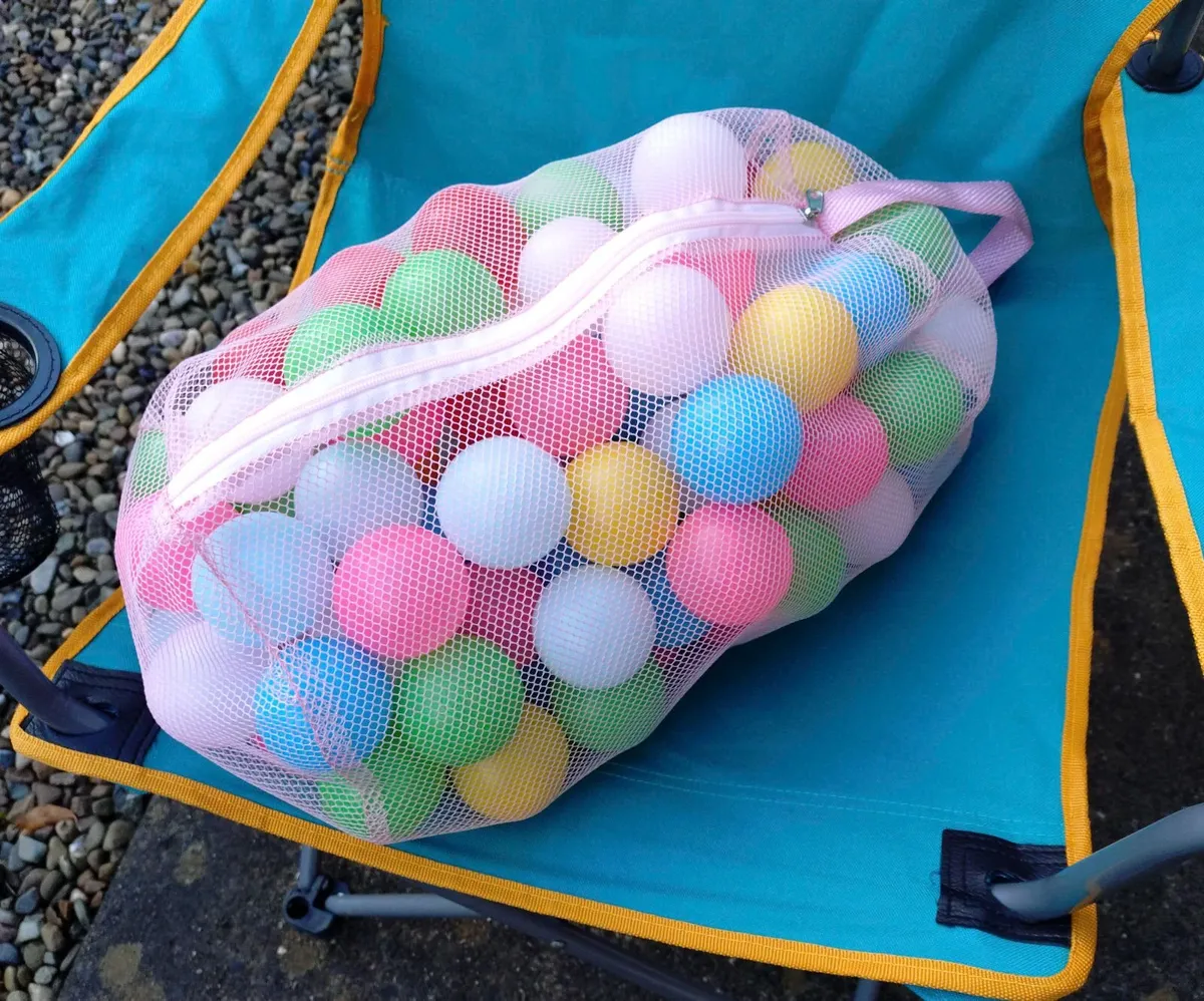 LIGHTWEIGHT COLOURED PLASTIC BALLS IN NET SACK. - Image 2