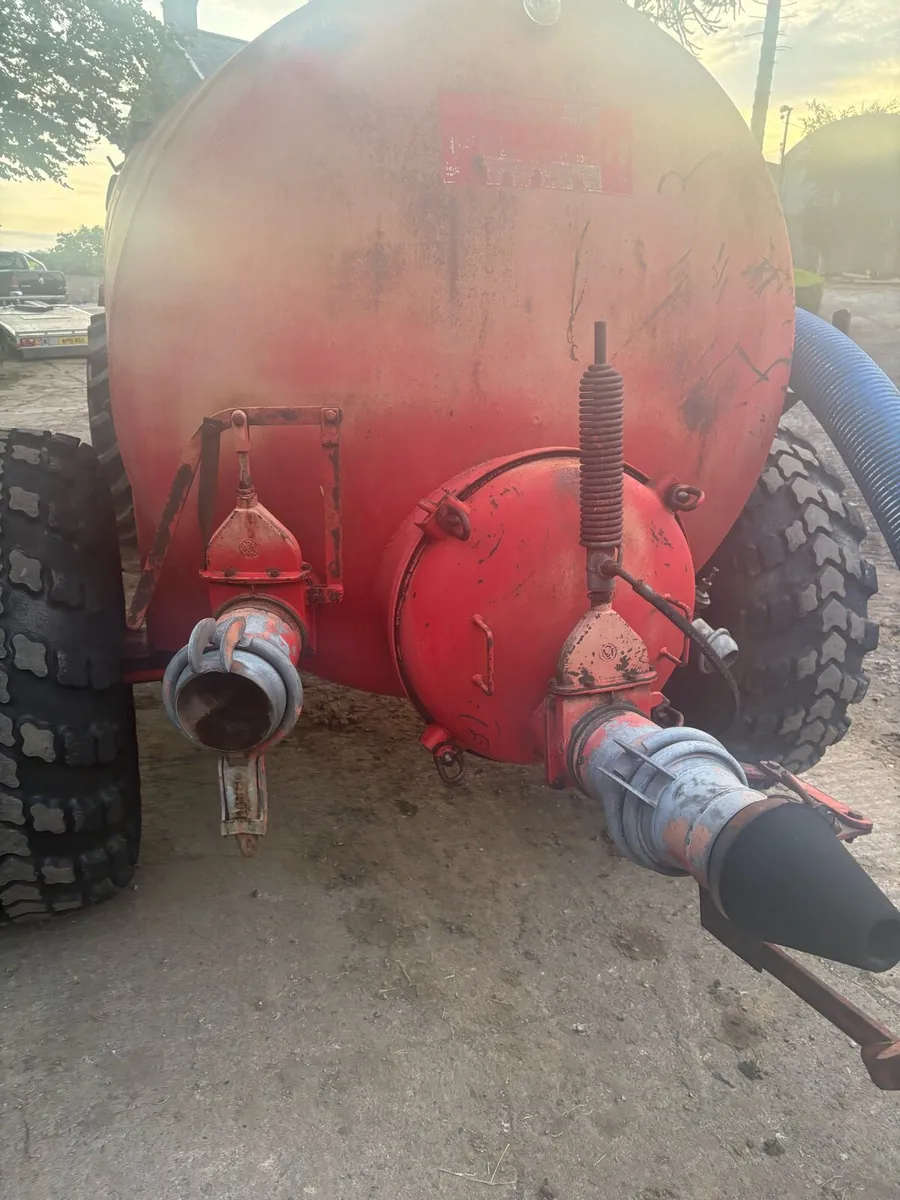 1100 gallon tanker - Image 4