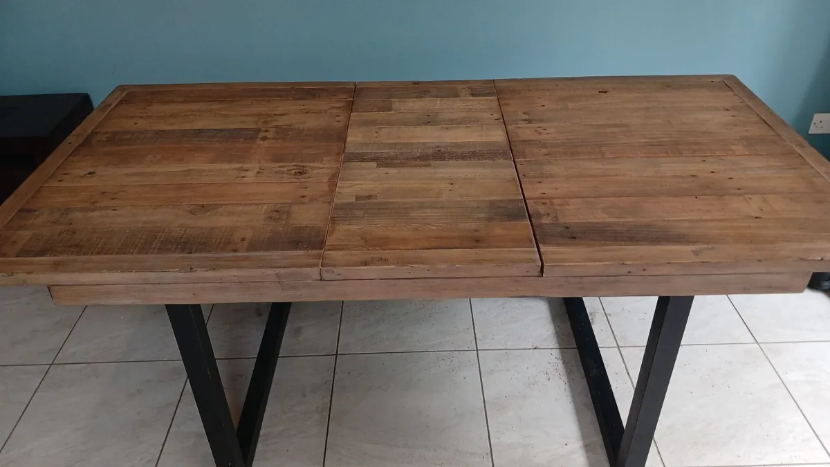 Table and chairs - Image 3