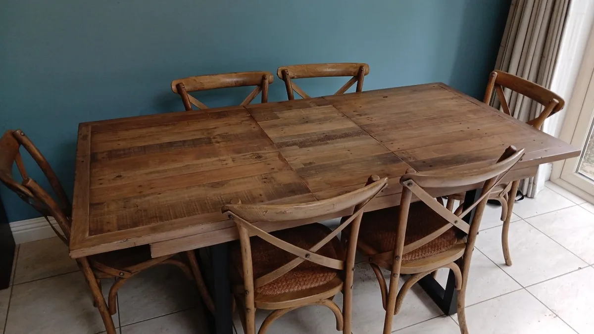 Table and chairs - Image 1