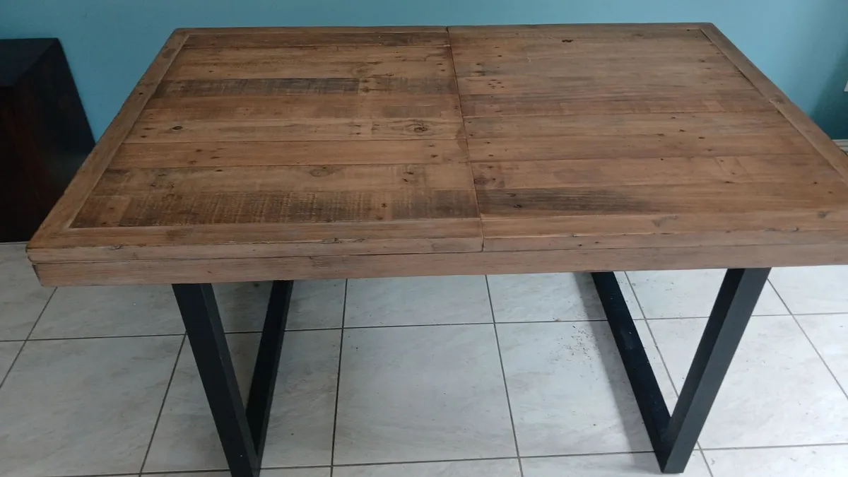 Table and chairs - Image 2