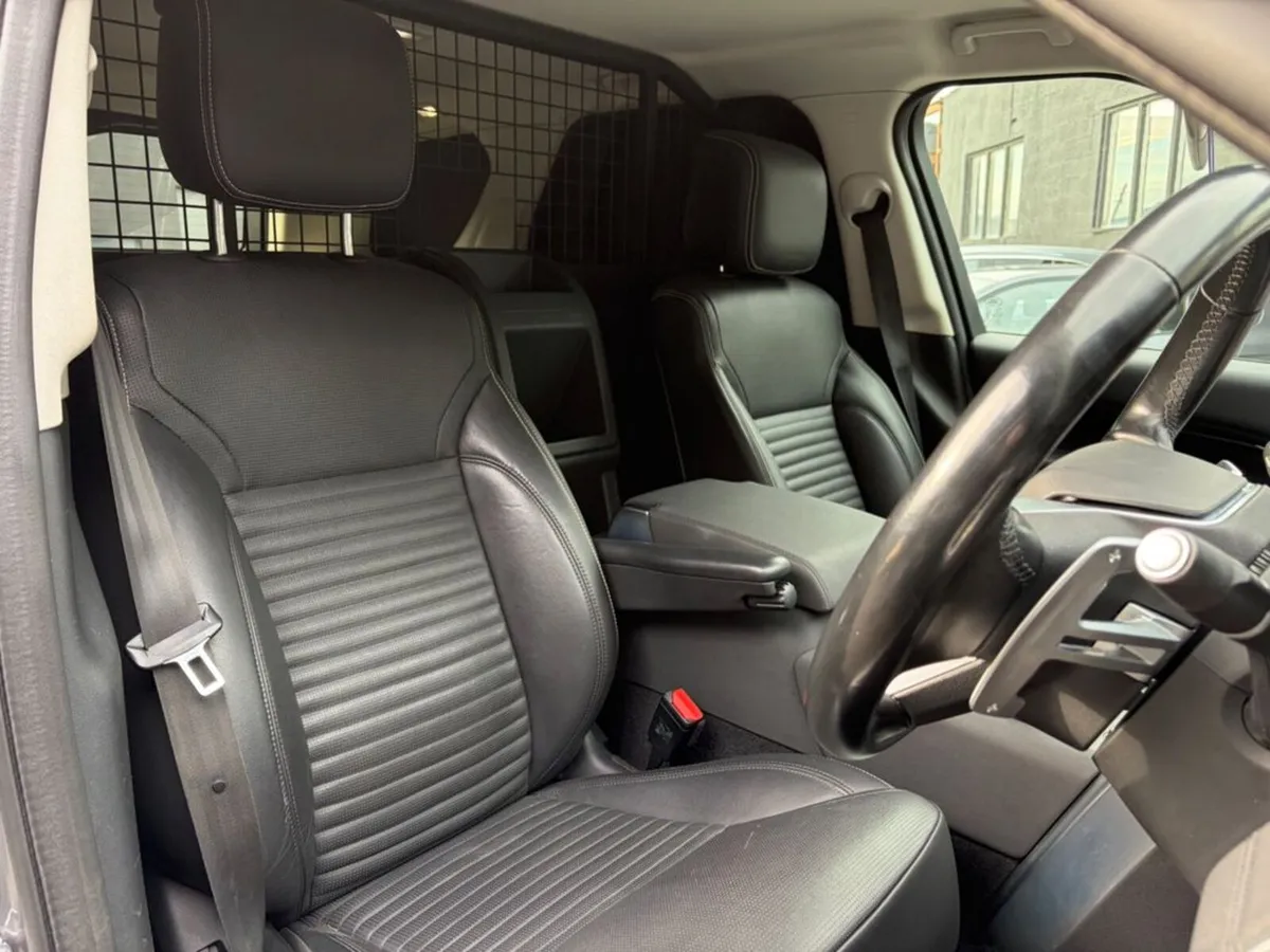 Land Rover Discovery 3.0D D300 SE 2 SEAT COMMERCIA - Image 4