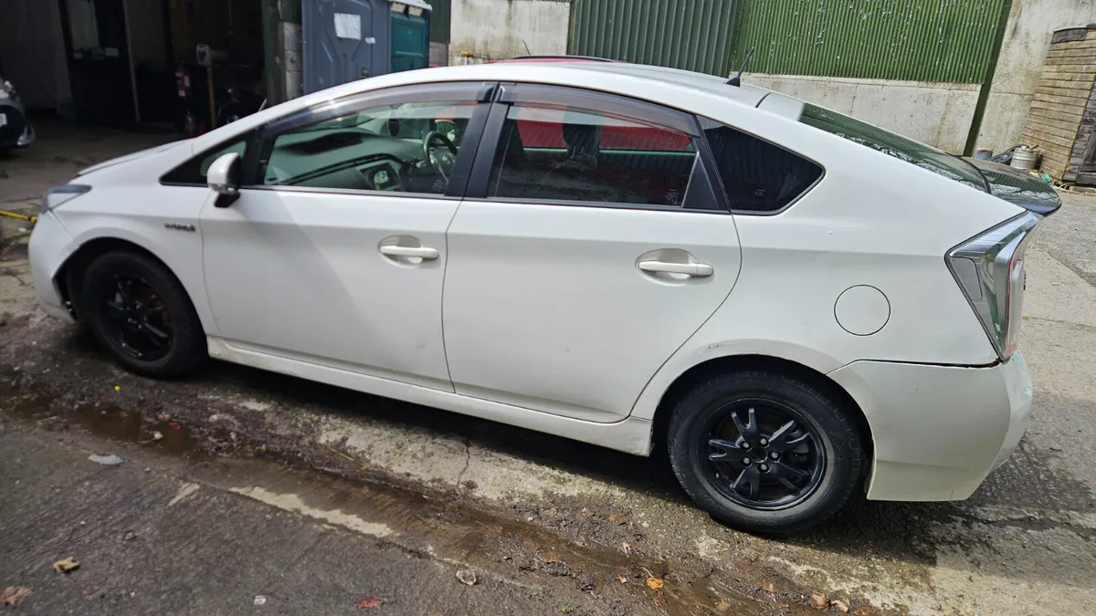 Toyota Prius 2015 339km nct 01/28 Hybrid Automatic - Image 4