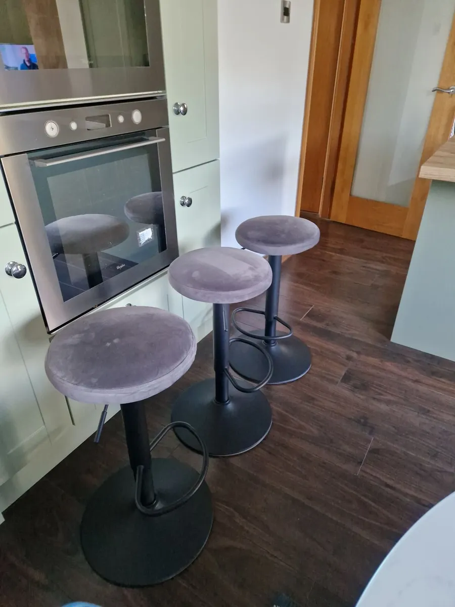3 adjustable bar stools
