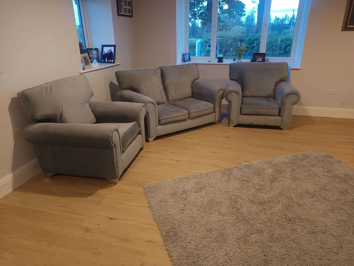 Suite of furniture - Image 1
