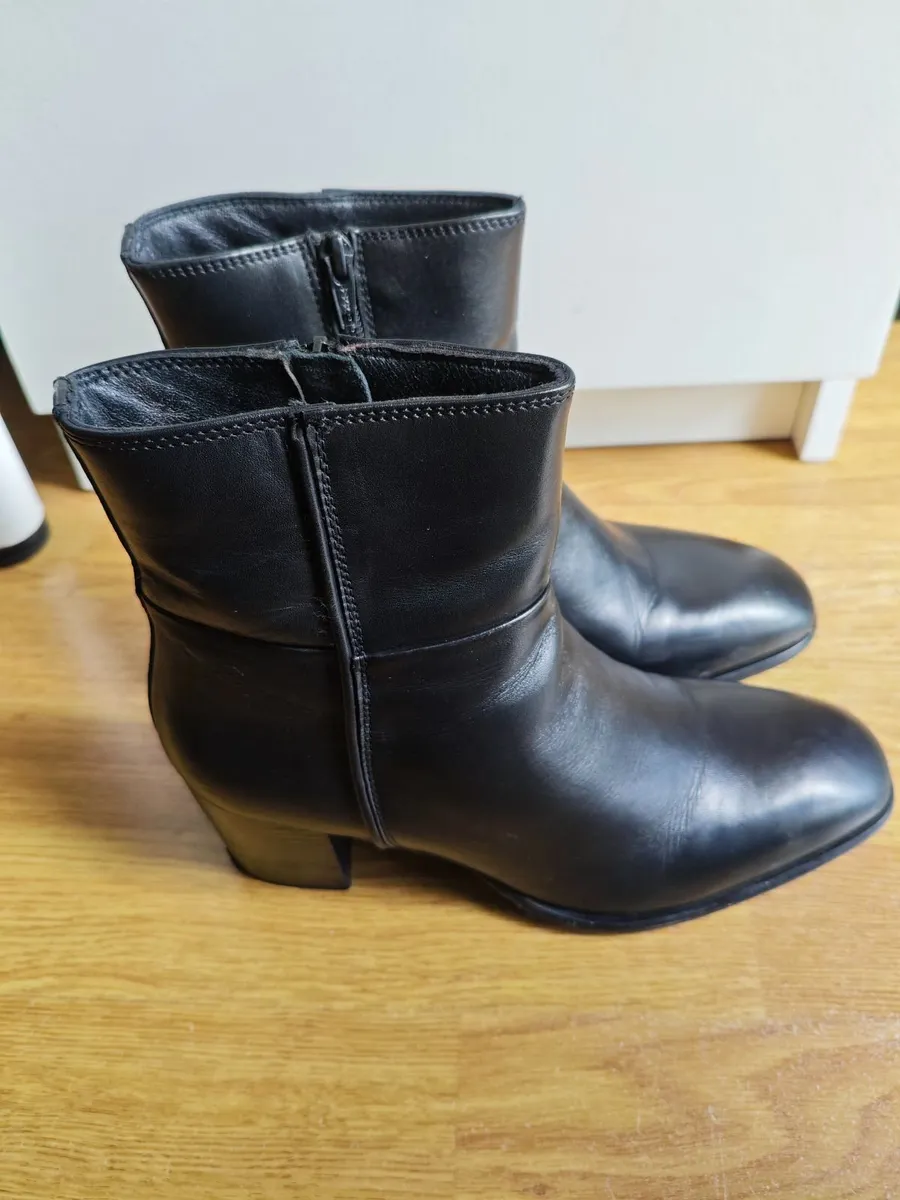 Boots size 6