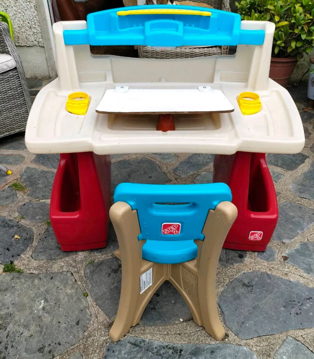 The item pictured is the Step2 Deluxe Art Master D - Image 1