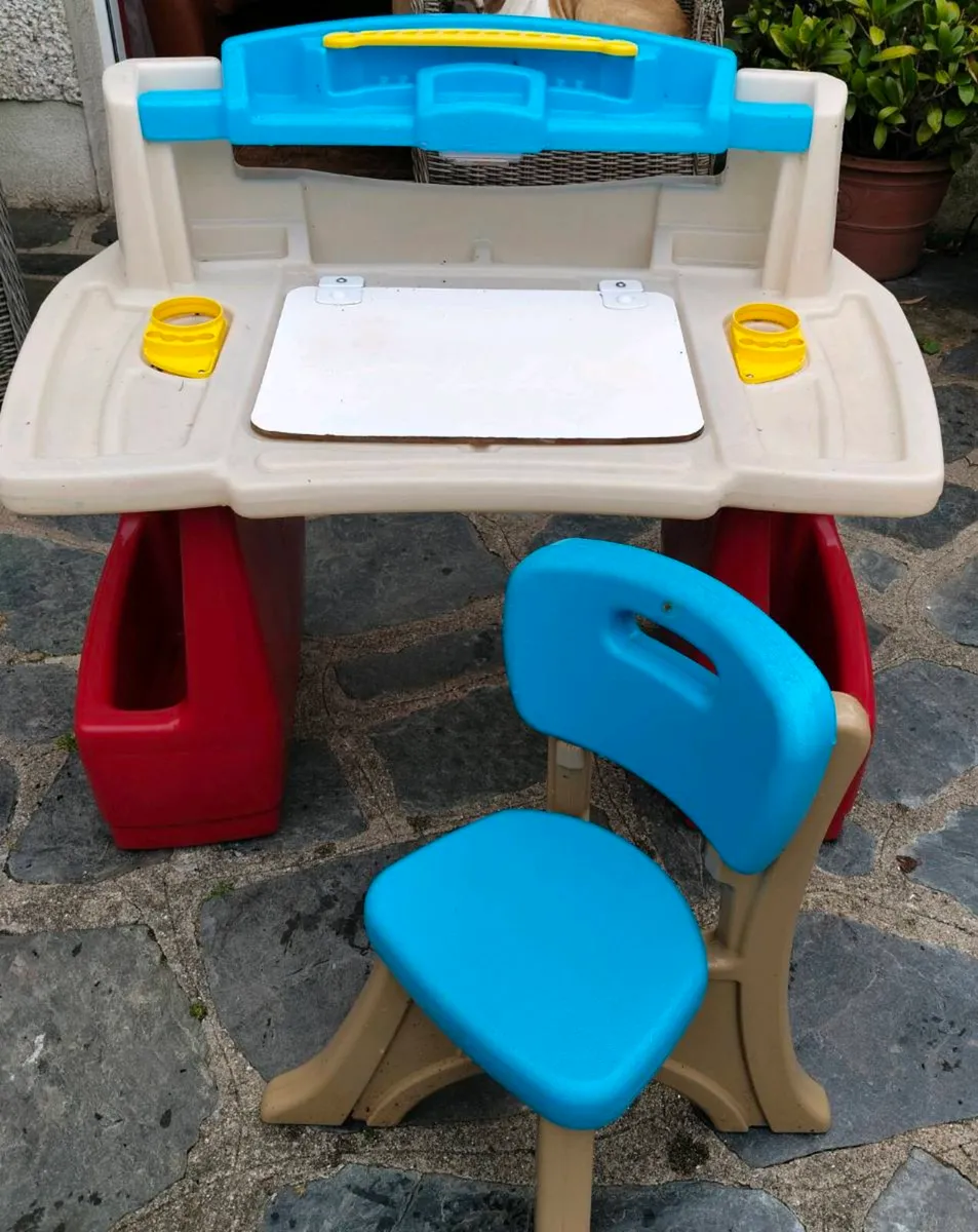 The item pictured is the Step2 Deluxe Art Master D - Image 2