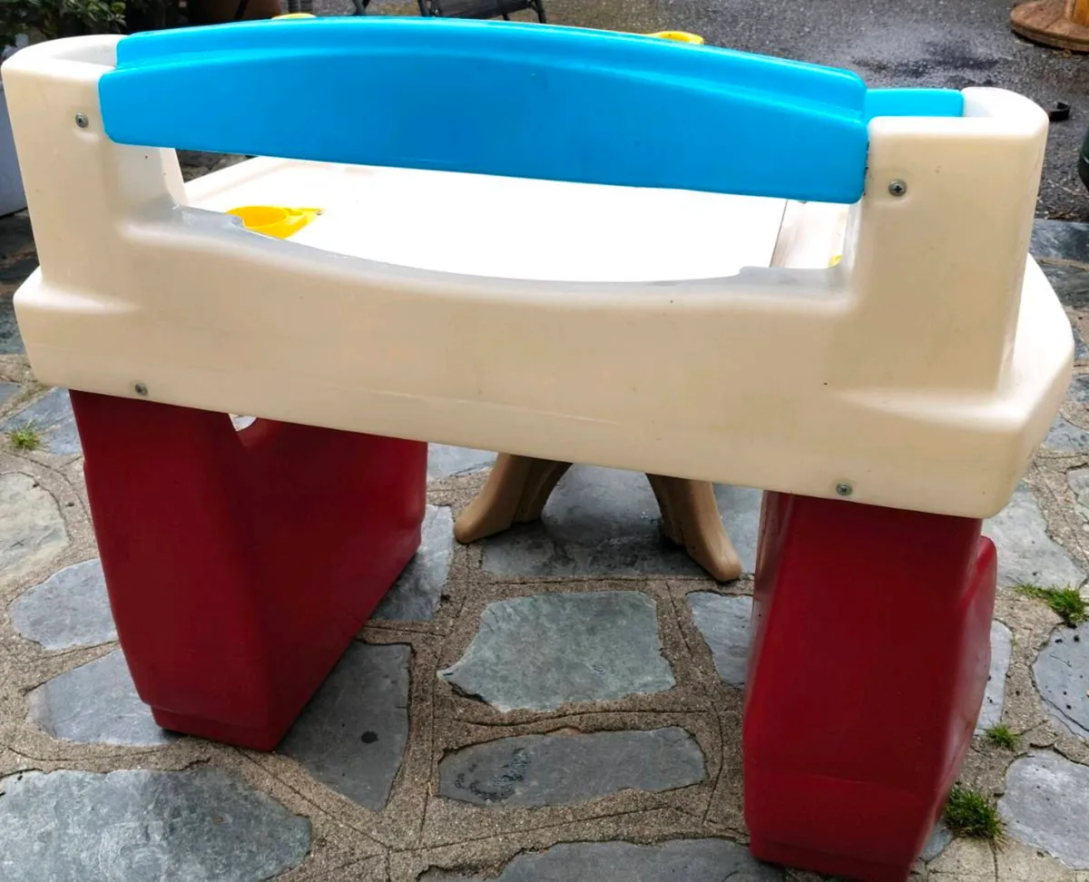 The item pictured is the Step2 Deluxe Art Master D - Image 4