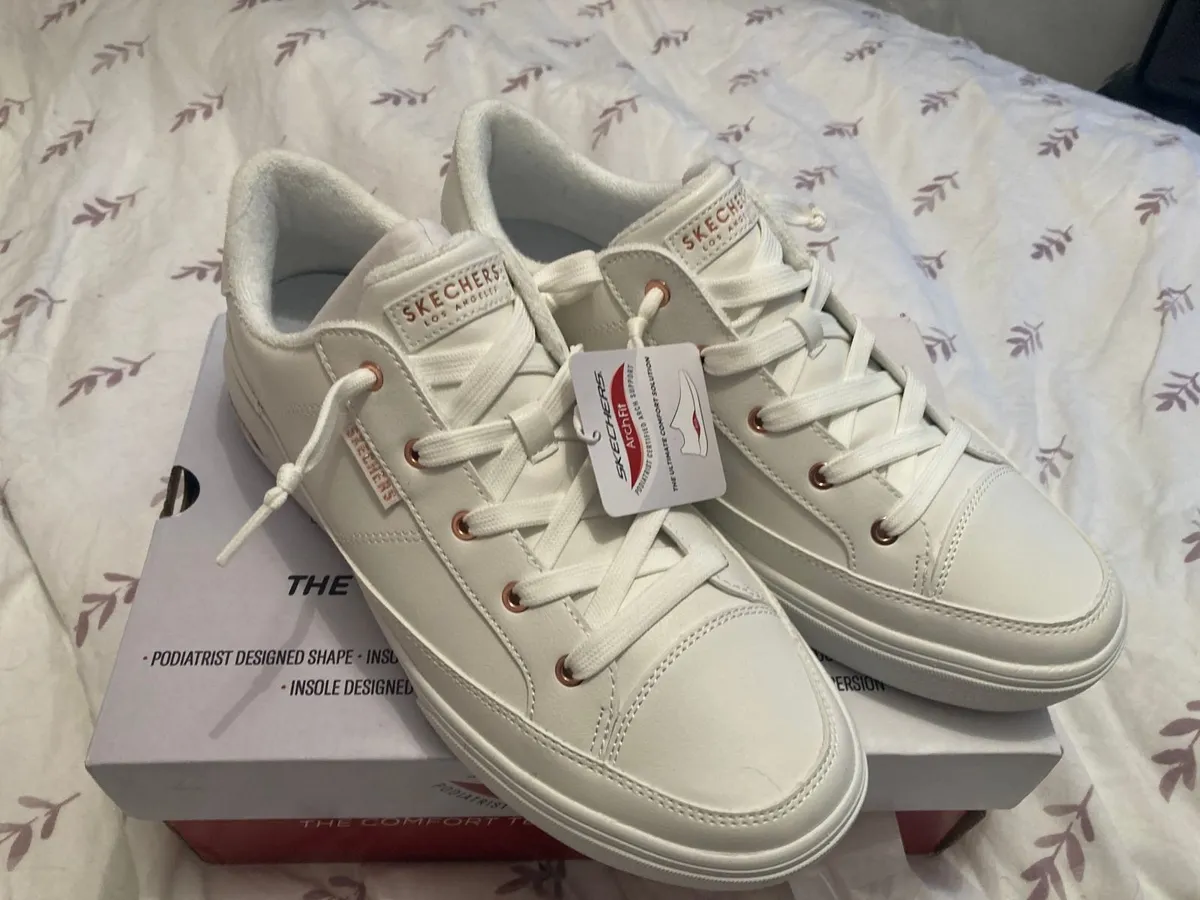 Skechers Trainers size 8 Brand New - Image 1