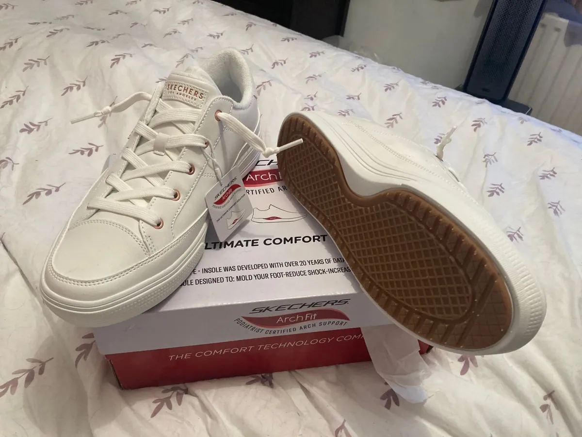 Skechers Trainers size 8 Brand New - Image 2