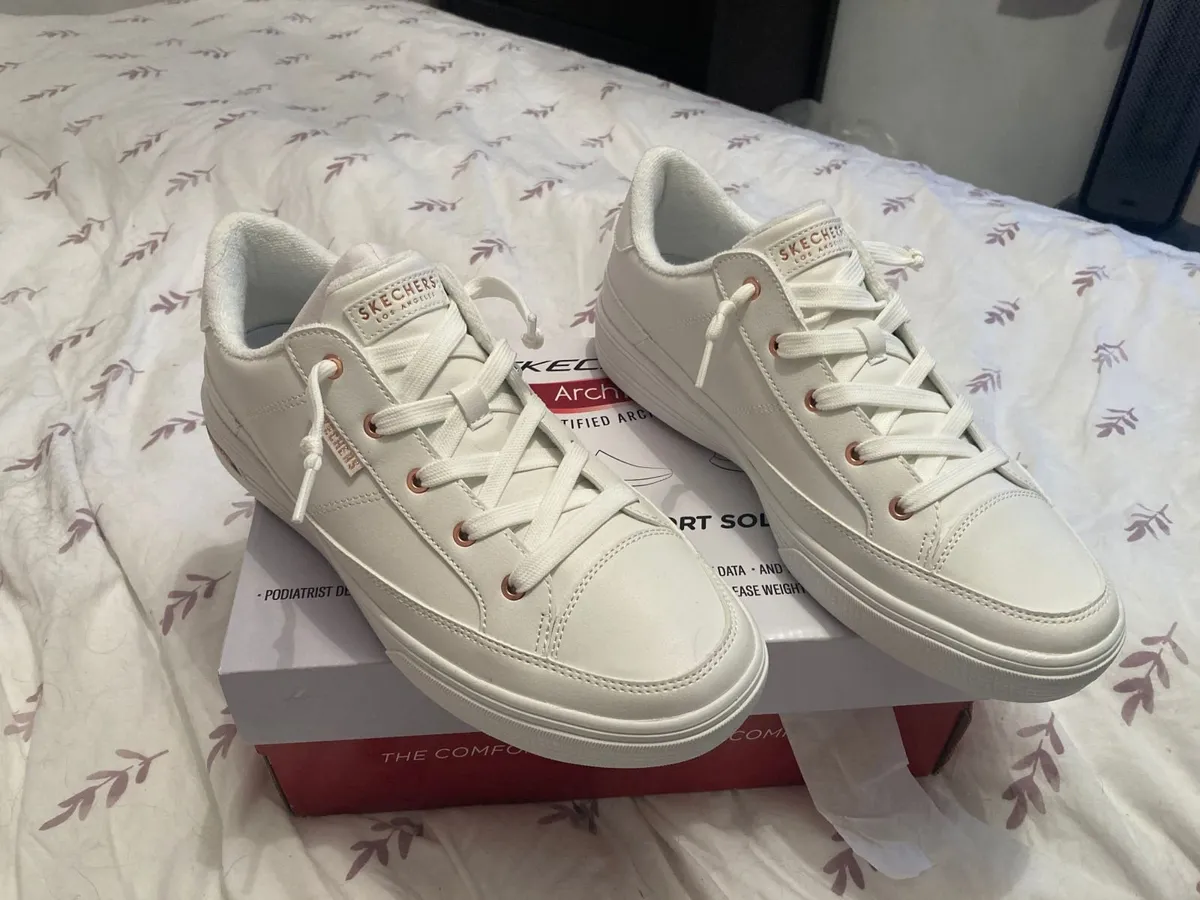 Skechers Trainers size 8 Brand New - Image 4