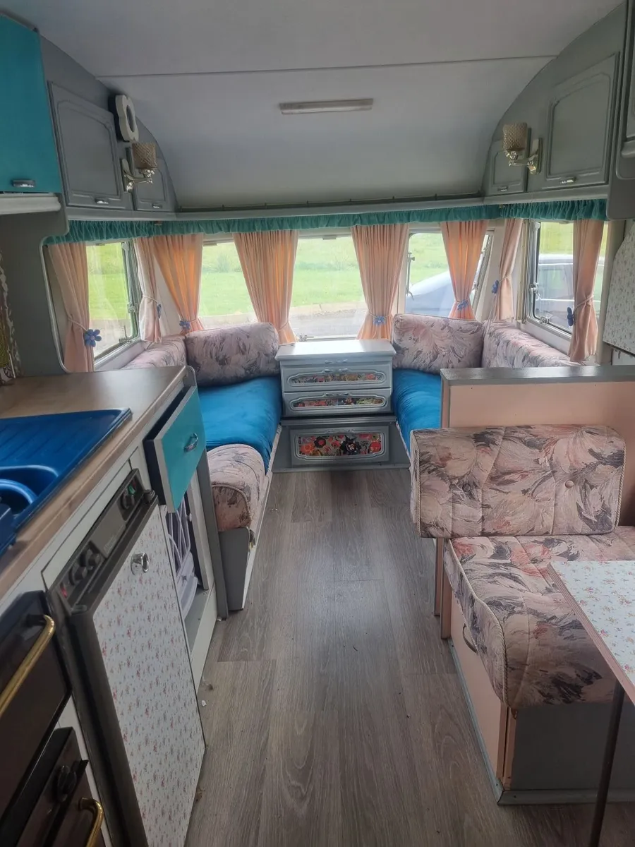 Retro Caravan - Image 2
