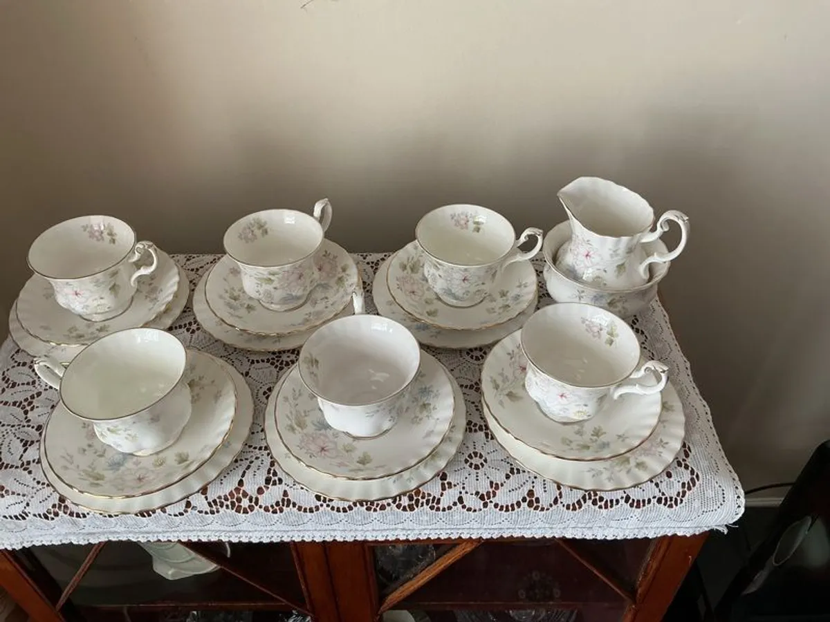 Vintage Royal Albert tea set in the Meadow flower pattern - Image 2