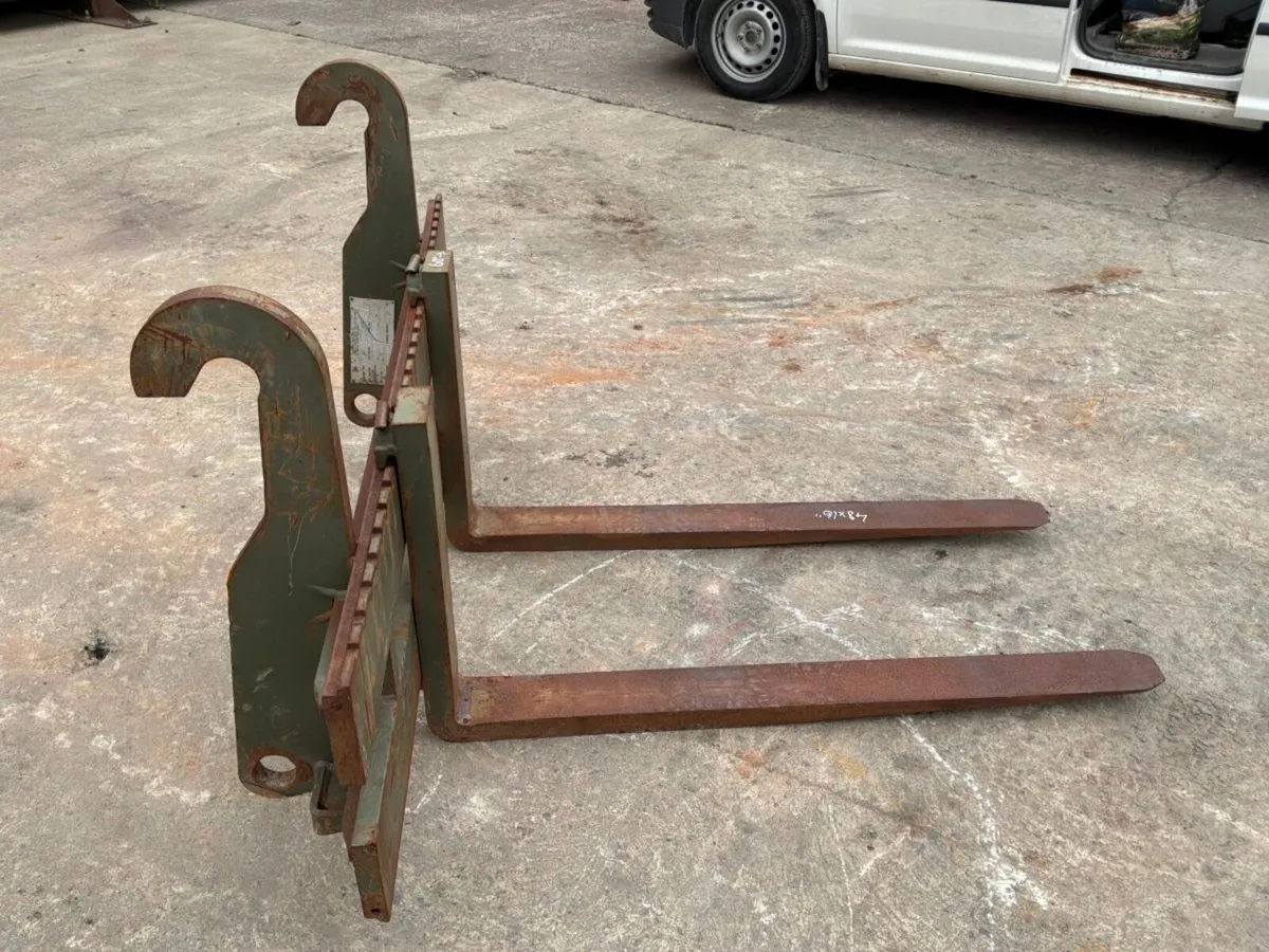 JCB 4Cx  pallet fork attachment.......985t - Image 4