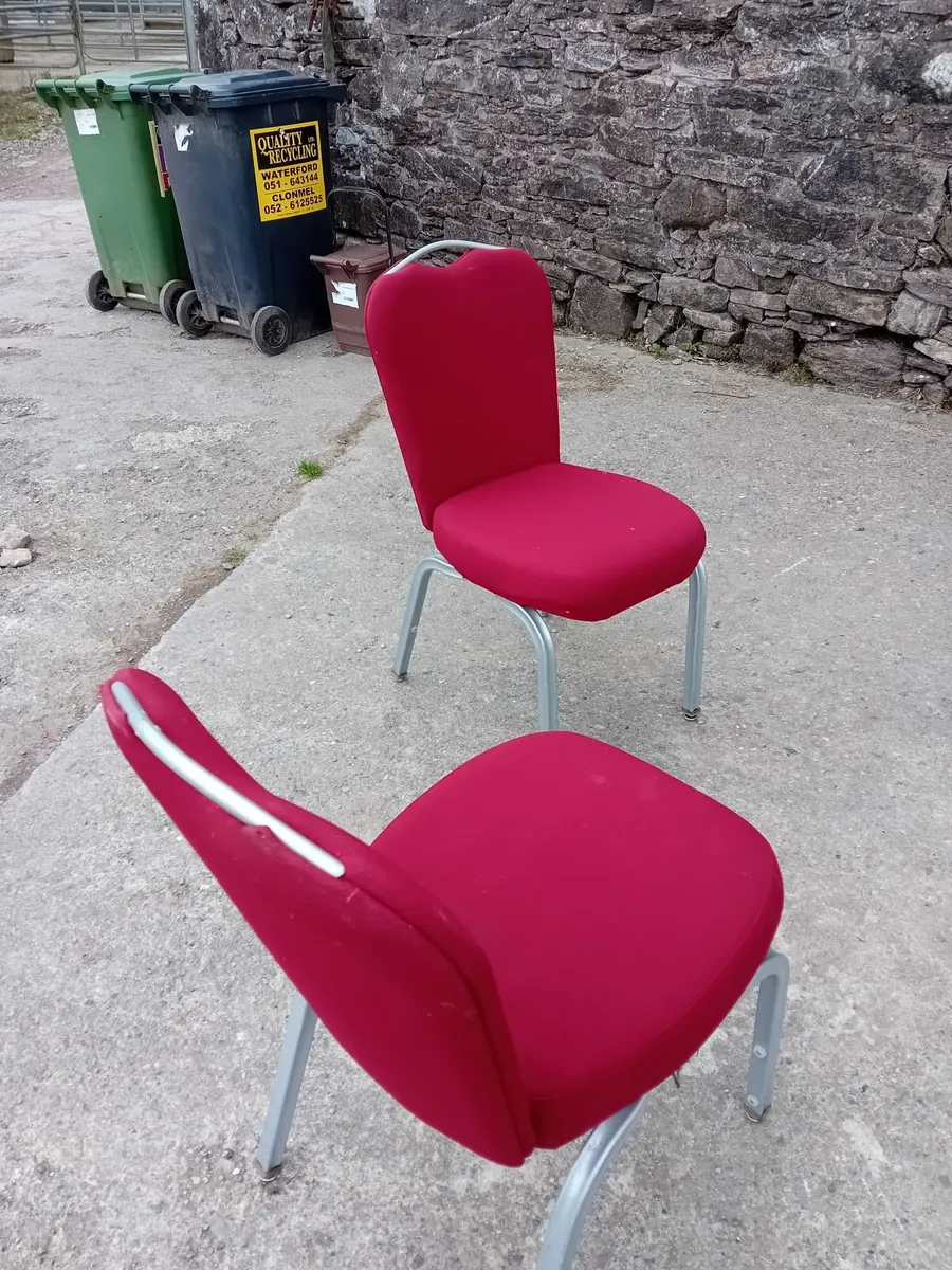 Red fabric banquet stacking chair - Image 3