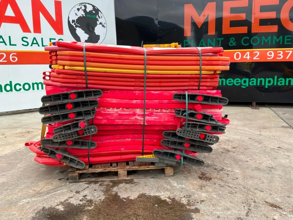 Plastic Pedestrian safety barriers....31 per palle - Image 2