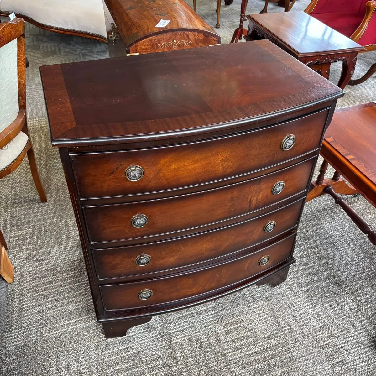 Serpentine mahogany chest of four drawers, beautif - Image 1