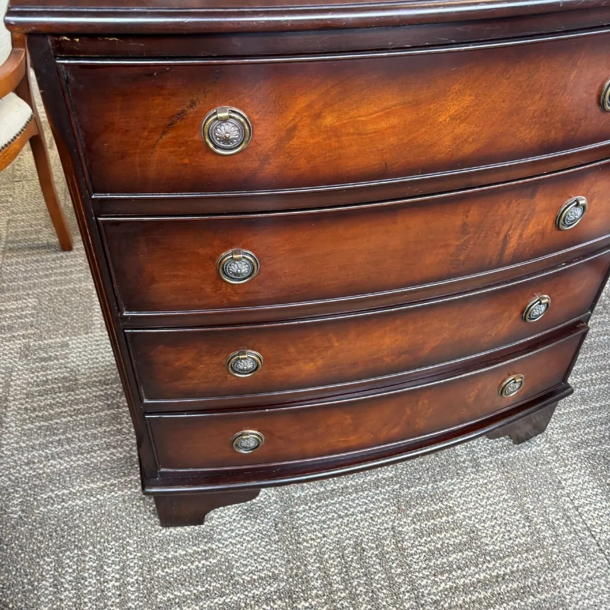 Serpentine mahogany chest of four drawers, beautif - Image 3