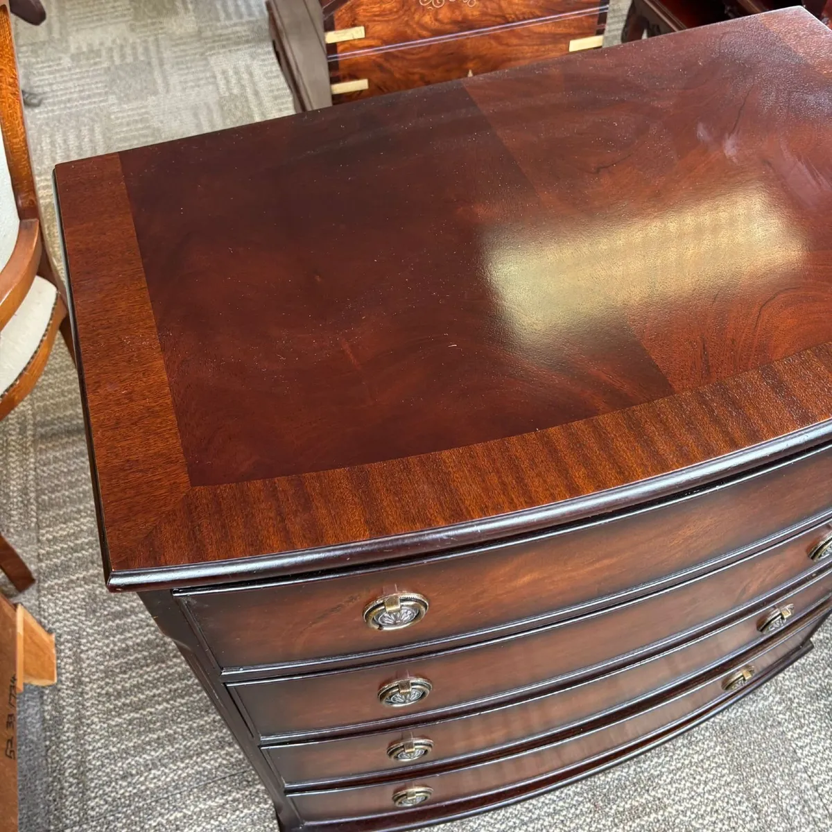 Serpentine mahogany chest of four drawers, beautif - Image 4