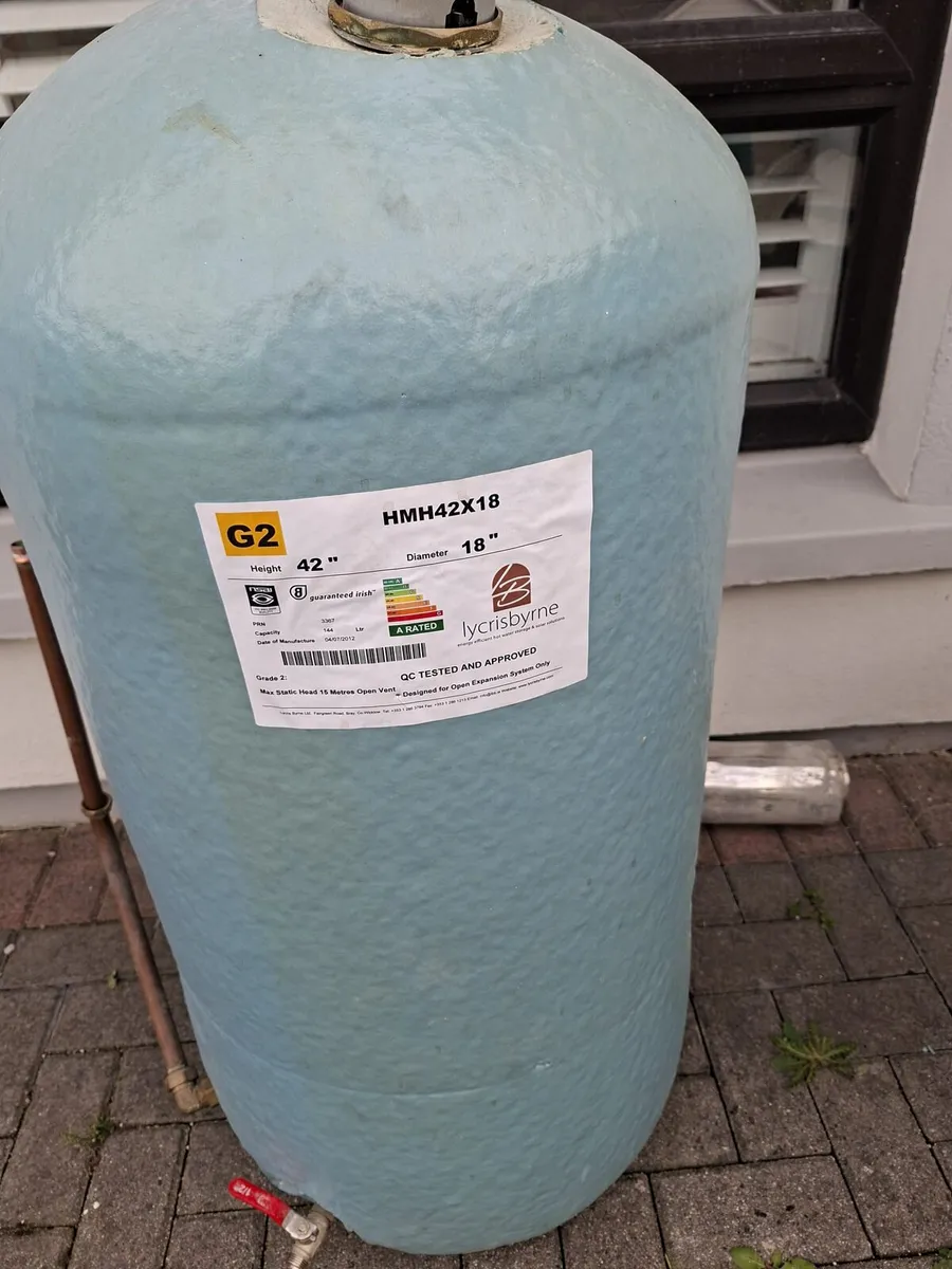 Hot water cylinder